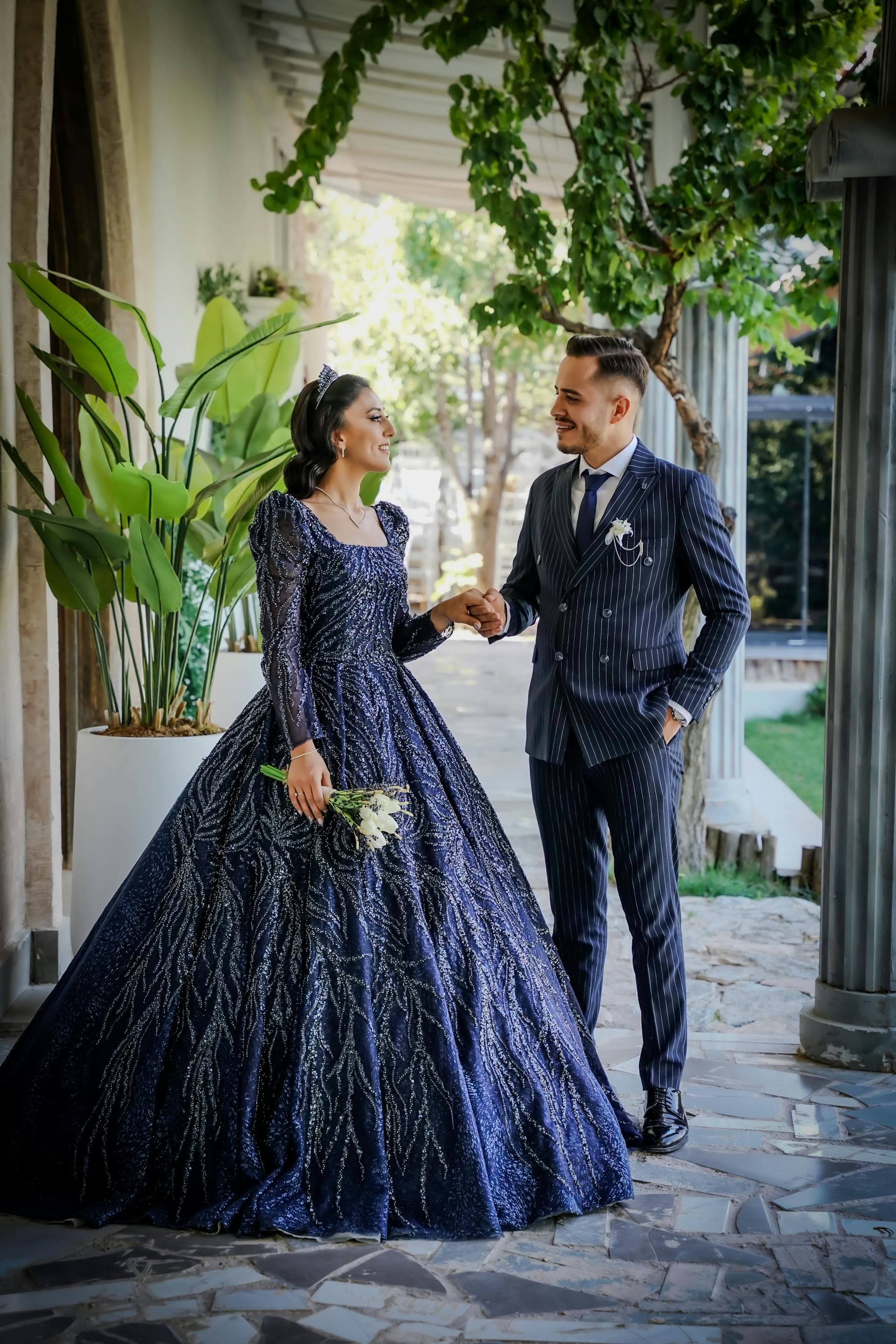 幸せそうな結婚式のカップル